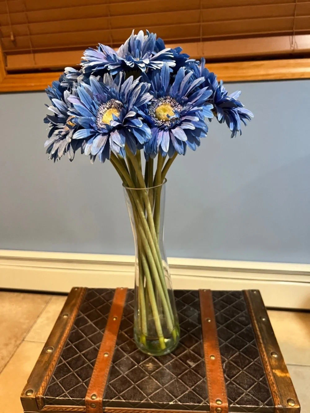 Artificial flower arrangement